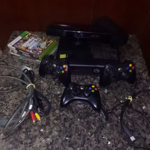 Xbox 360 Slim (com defeito) "Kit completo Kinect + Cabos + 3 controles + 14 jogos + fonte"