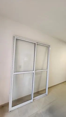 Porta de Correr em aço com 2 divisões, 2,15 x 1,50