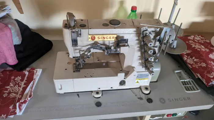 VENDO Galoneira Singer Semi Nova
