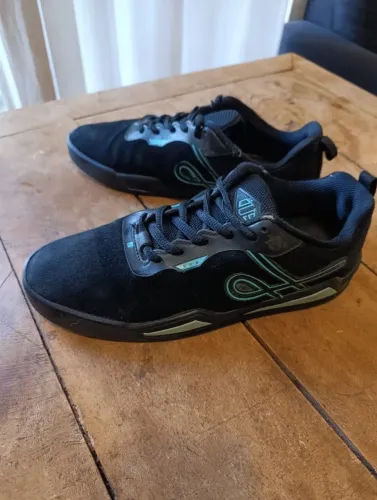 Tênis OUS Arquitetônico Essencial Preto e Verde