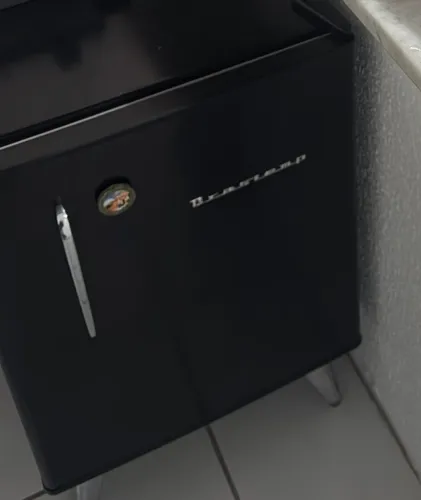 Frigobar Brastemp Retrô preto 76 litros
