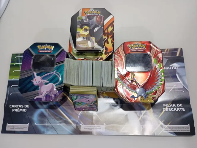 COLEÇÃO POKÉMON TCG: 30 cartas especiais + 340 cartas + 3 latas colecionáveis + arena