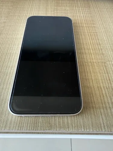 Vendo iPhone 13, 128 g, branco, vai com um cabo, excelente conservação 