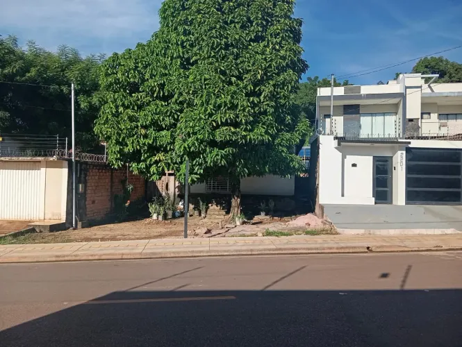 Vendo terreno com duas casas