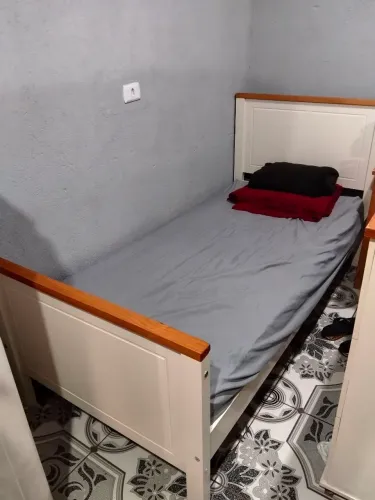 Cama de solteiro semi-nova em ótimo-estado *colchão não-incluso*
