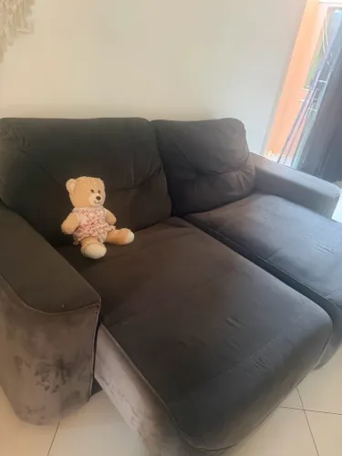 Sofá dois lugares, bem espaçoso.
