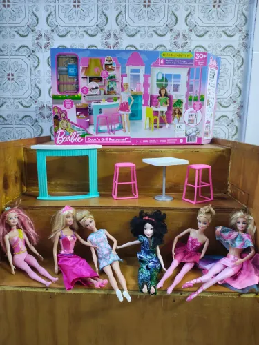 Restaurante da Barbie - Cook'n Grill com 6 bonecas Barbie