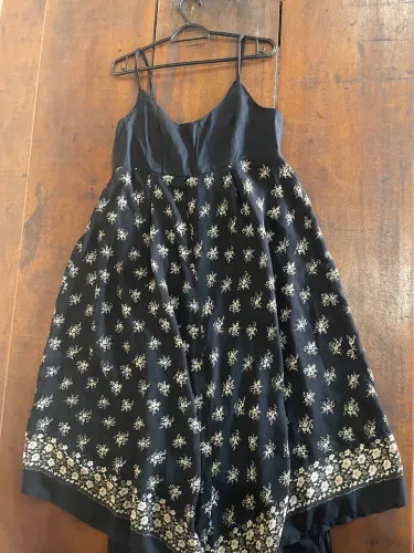 Vestido preto floral estampado 