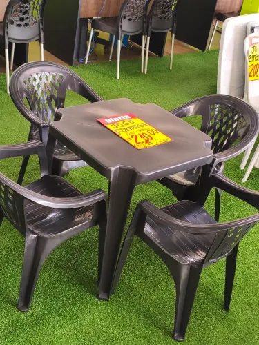Conjunto de Mesa e Cadeiras de Plástico 182Kg Novas 
