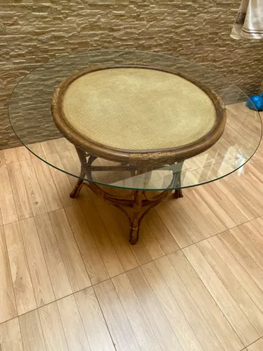 Mesa Redonda de Rattan Natural com Tampo de Vidro Temperado