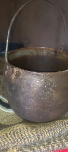 Vendo caldeirão antigo de ferro