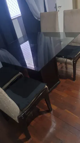 VENDO MESA DE 4 CADEIRAS+ MESA COMPUTADOR, R$ 250,00. NÃO ENTREGO. RETIRAR SANTA ROSA .