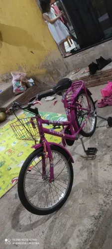 Bicicleta aro 20 bem conservada ideal para pequenos passeios.