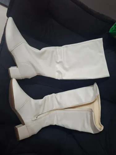 Bota branca sem uso
