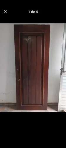 Porta Clássica em madeira de lei, com designer moderno.