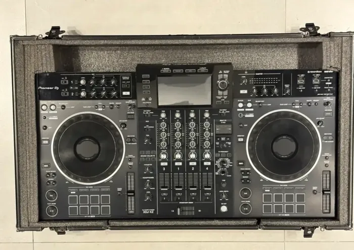 Controladora  Xdj-xz Pro De 4 Canais Para Rekordbox E Serato