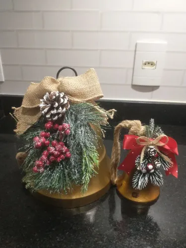 Sino de metal para decoração natalina