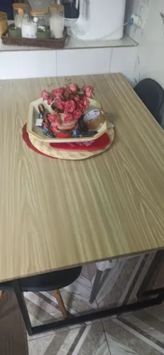 Mesa  de jantar  ou escritório estilo industrial.