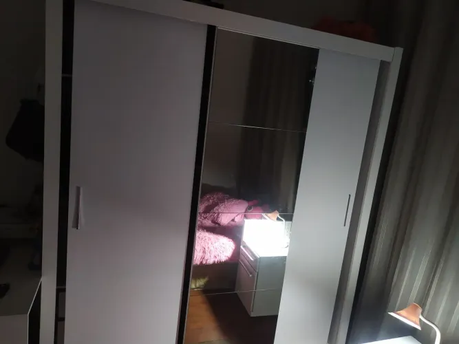 GUARDA ROUPA CASAL 3 PORTAS E UM ESPELHO 