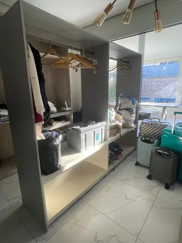 OPORTUNIDADE arara de roupas ferro e uma de madeira MDF 