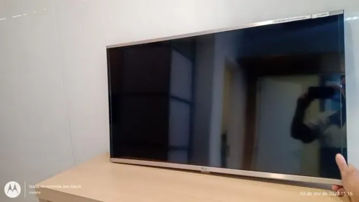  Tv lg 40 polegadas tela trincada, precisa de reparo. Não funciona.