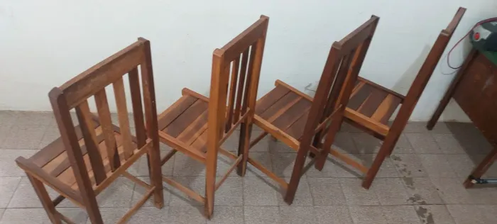 4 cadeiras novas de madeira maciça, valor150 R$, caso não vá comprar favor não mande msm