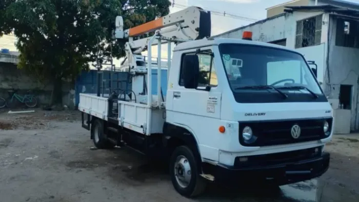 Caminhão VW 8.160 DRC 4X2 Com Implemento Cesto Aereo