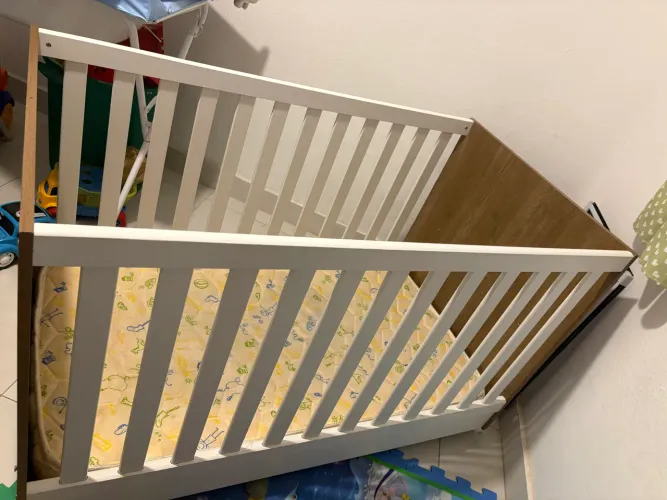 Berço/cama com trocador e colchão