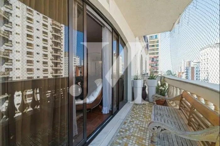 Apartamento Alto Padrão de 280m², 4 Dormitórios, sendo 2 Suítes e 4 Vagas no Condomínio Ed