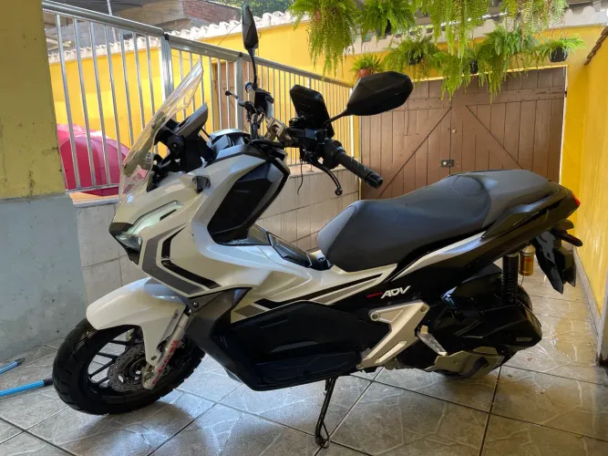 Honda ADV 2023 branca