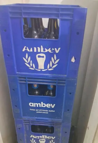 Vendo caixas de cerveja de Amistel e skol