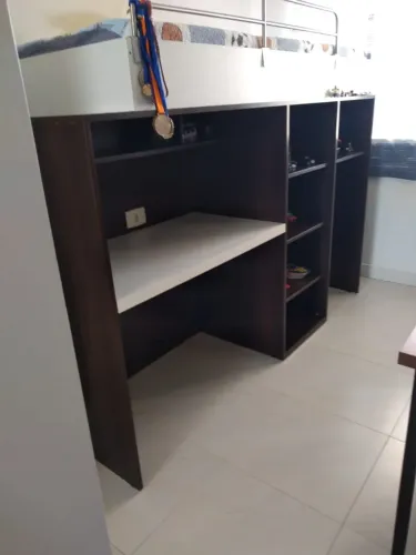 Cama Loft Planejada com Escrivaninha e Gaveteiro (Semi-nova) - Funcional e inteligente