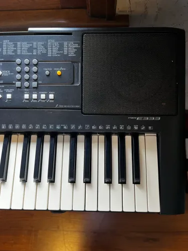 Vendo teclado Yamaha PSR e333 bem conservado com suporte de R$ 1.100 por R$ 900