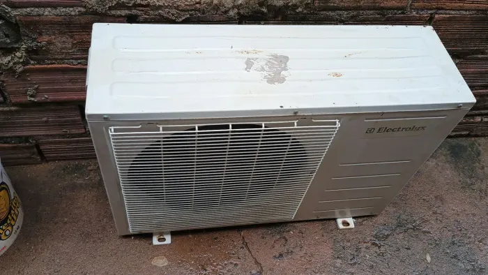 Condensadora de 9 de 12 mil btus para ar condicionado split funcionando perfeitamente 
