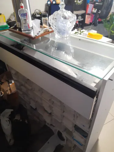 Vende-se um balcão em cima é de vidro
