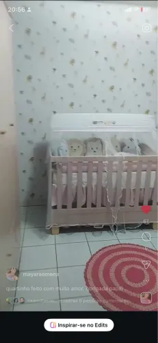 Vendo berço e colchão com marcas de uso