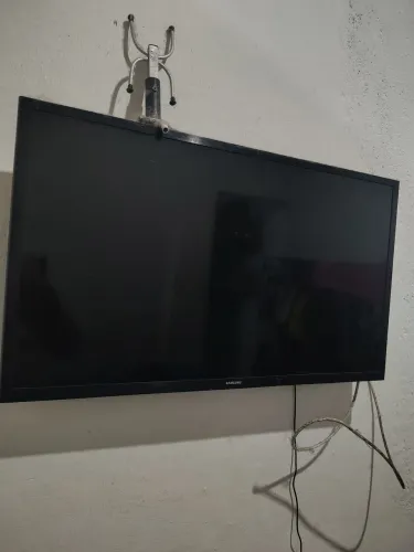 Lote de Eletrônicos: 2 Smart Tv Samsung, + sanduicheira + ventilador + caixa termina