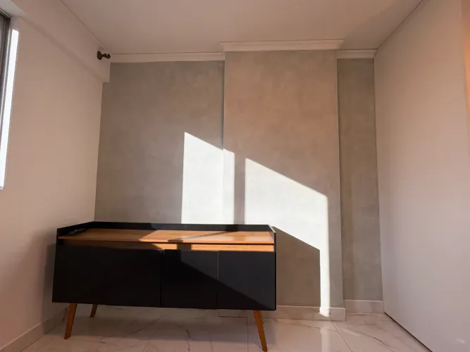 Título para OLX: Rack de Sala Preto com Madeira - Moderno e Excelente Estado