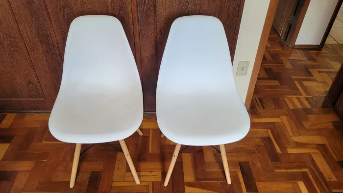 Cadeiras Estilo Eames Brancas com Pés de Madeira