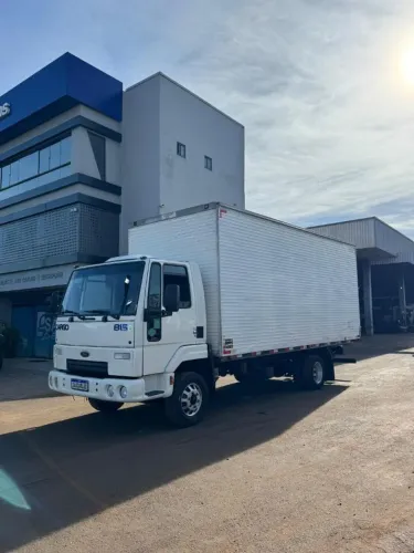 FORD CARGO 815 COM BAÚ 6,20M | PRONTO PARA TRABALHAR