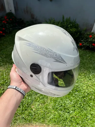 Capacete seminovo branco