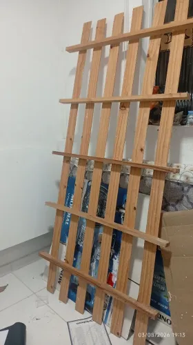 Cama de solteiro branca em MDF