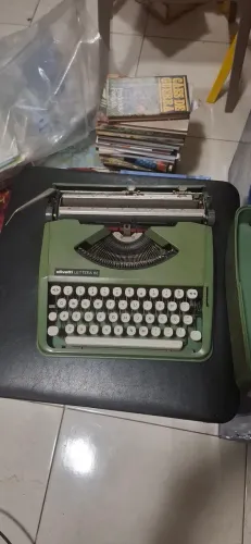 Máquina de datilografia Olivetti Lettera 82