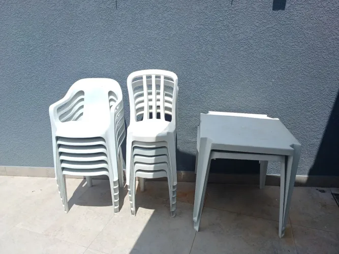 4 Mesa de plastico e 12 cadeiras
