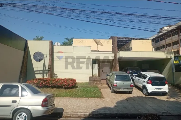Casa Comercial c/ 4 Quartos p/ Locação em Lins!
