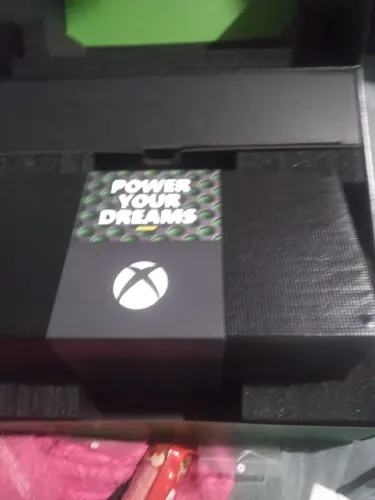 Estou vendendo um xbox series x semi novo