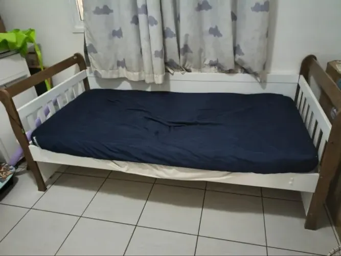 Oportunidade - Cama Babá Estilo Montessoriana Infantil de Madeira Grade Lateral