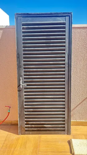 Porta Veneziana de Alumínio Preta com Batente e Fechadura - 0,87 x 2,07 m