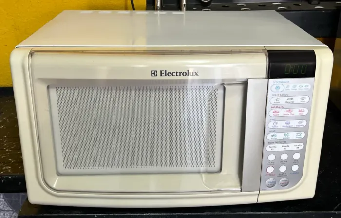 Microondas Electrolux 23 litros funciona perfeitamente retirar em Santa Maria df