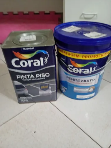 Tinta coral piso cinza médio, e coral rende muito branco gelo.